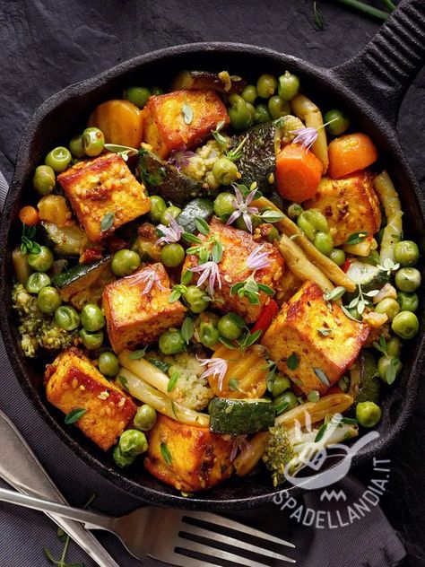 Tofu in padella con verdure - Spadellandia.it Seitan, Happy Meal, Vegan Life, Gnocchi, Creative Food, Food Pictures, Main Course, Comfort Food, Food To Make