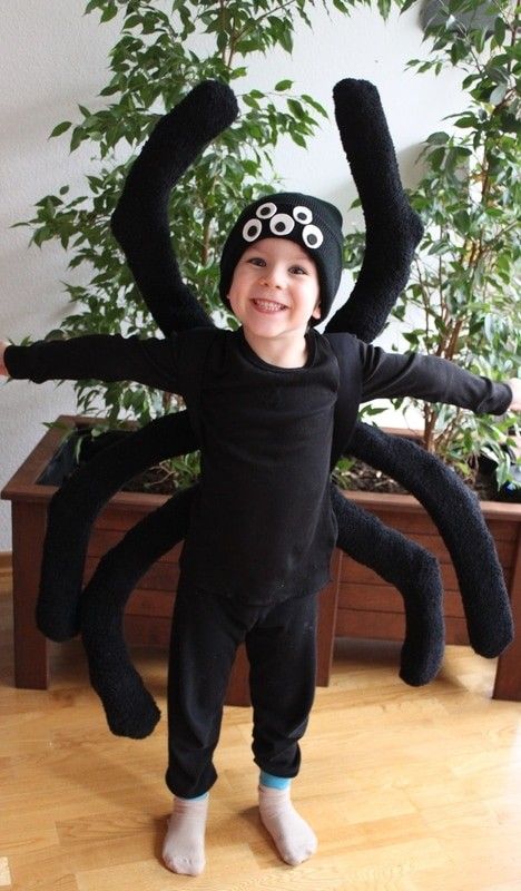 Diy Spider Legs For Costume, Traditional Halloween Costumes Family, Black Spider Costume, Diy Adult Spider Costume, Maškare Kostimi, Halloween Costume Diy Kids, Maskembal Ideas For Kids, Halloween Costumes Diy Kids, Kids Spider Costume