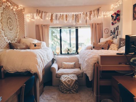 college dorm room - neutral colors/Urban Outfitters Matching Dorm Room, Collage Dorm Room, College Living Rooms, College Bedroom Decor, Dorm Sweet Dorm, Dorm Inspiration, College Bedroom, College Dorm Room Decor, Dorm Room Designs