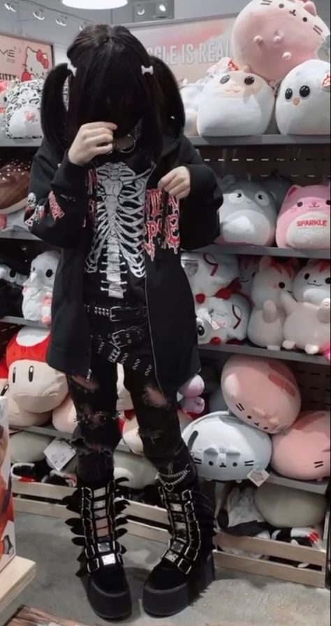 Kawaii Horror Outfits, Kawaii Pants Outfit, Gurokawa Aesthetic Outfit, Cute Gore Outfit, Alicore Aesthetic, Kawaii Goth Pfp, Yamikawaii Fashion, Gore Outfits, Cutegore Outfit