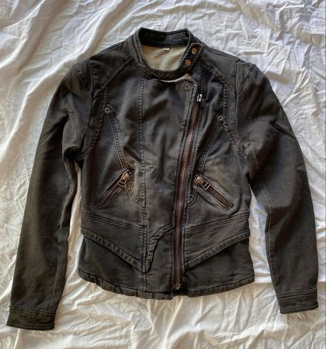 Combat Style Outfit, Black Jeans Grunge Outfit, Archived Fashion Aesthetic, Jeans Grunge Outfit, Sorting Clothes, Jeans Grunge, Masc Outfits, Grunge Design, Custom Denim Jacket