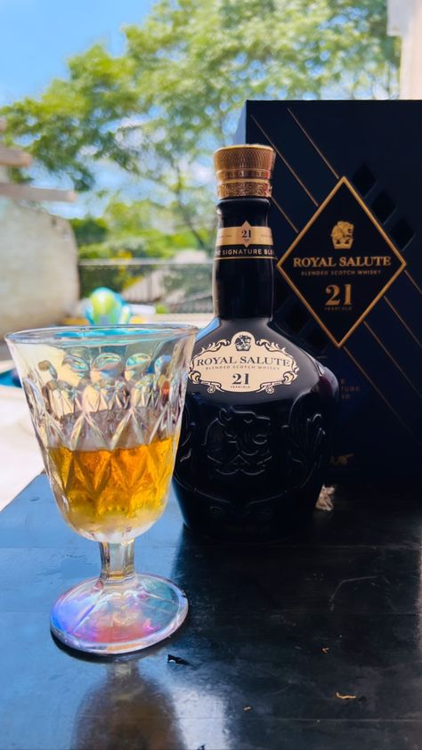 Royal Salute Fake Story, Royal Salute, Liqueur Drinks, Best Friend Dates, Whisky Drinks, Alcohol Party, Blended Scotch Whisky, Beer Birthday, Alcohol Aesthetic