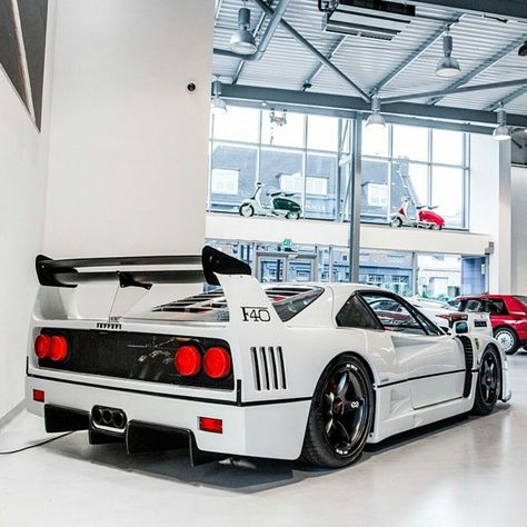 I've never seen a Ferrari F40 in white. I hate white cars, but I have to say that I really like that!!! Ferrari Laferrari, Mclaren P1, Rear End, Ferrari F40, Ferrari Car, Lamborghini Gallardo, Bugatti Veyron, Pretty Cars, Italian Cars