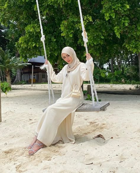 Hijab Pantai Style, Bali Outfit Ideas Hijab, Beach Hijab Outfit Ideas, Hijabi Beach Outfit, Beach Outfit Hijab, Bali Fits, Summer Fashion Outfits Beach, Hijabi Fashion Summer, Hijab Beach