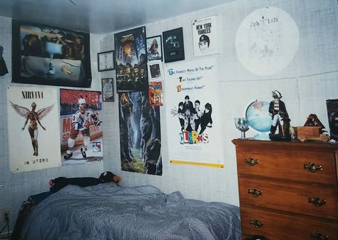 1990s Bedroom, 2000s Bedroom, Ideas Hogar, Room Goals, Older Brother, Pretty Room, Bedroom Posters, Dream Room Inspiration, Room Makeover Inspiration