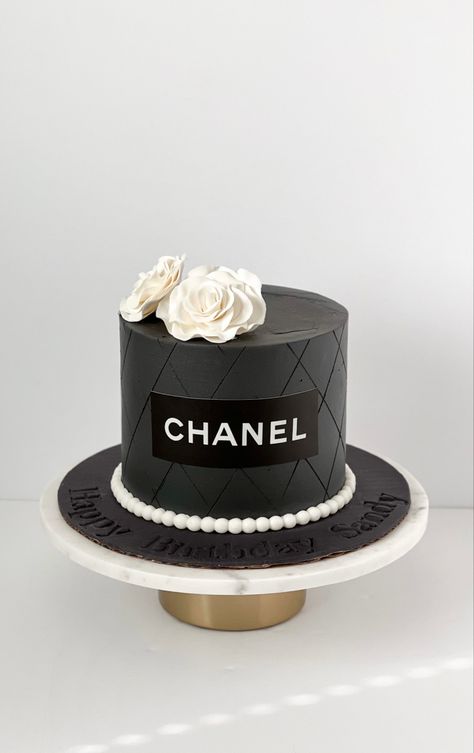 Channel Cakes For Women, Chanel Cake Ideas, Luxury Cakes Birthday For Women, Makeup Cake Ideas, Cake Chanel, Chanel Cupcakes, Chanel Birthday Cake, Trendy Cakes, Channel Cake