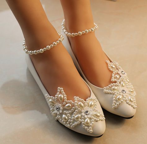 Ballet Flat Wedding Shoes Lace Bridal Shoes Pearl by Jojoangelly Ballet Flats Wedding Shoes, Bridesmaid Flats, Low High Heels, Flat Wedding Shoes, Cowgirl Boots Wedding, Best Bridal Shoes, Lace Wedding Shoes, Lace Bridal Shoes, Wedding Shoes Comfortable