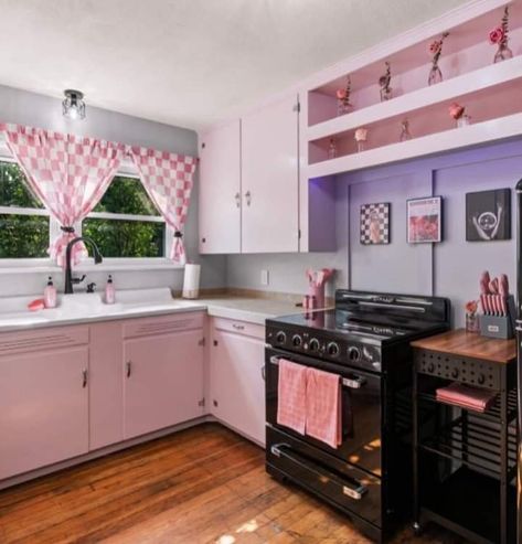 Pink And Black Kitchen Ideas, Pink And Black Kitchen, Maximalist Living Room Decor, Black Kitchen Ideas, Solo Living, Maximalist Living Room, Black Kitchen, Black Kitchens, Pink And Black