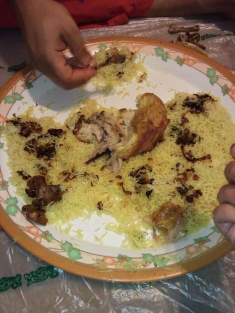 Here's some Saudi Arabian Kabsah (chicken or lamb) with rice and spices. Saudi Arabian Food, Mediterranean Foods, Middle East Food, Arabic Recipes, Arabian Food, Ethnic Food, Preserved Lemons, Biryani Recipe, Persian Food