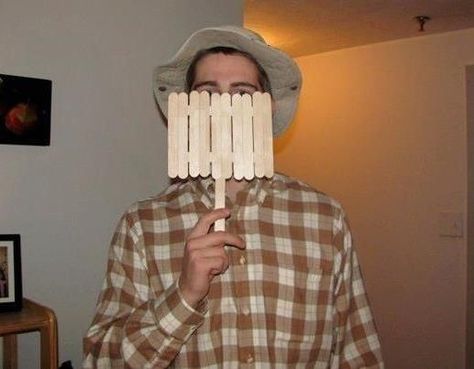 Wilson from Home Improvement: | 25 Super Last-Minute Halloween Costumes That Will Blow People's Minds Free Halloween Costumes, Crazy Halloween Costumes, Clever Costumes, Halloween Costumes To Make, Dollar Store Halloween, Homemade Halloween Costumes, Diy Kostüm, Hallowen Costume, Last Minute Halloween Costumes