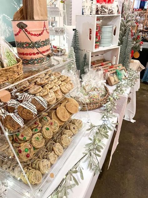 Christmas Farmers Market Booth, Baker Vendor Booth, Christmas Market Vendor Booth, Bakery Booth Display, Cake Stall Display Ideas, Cookie Vendor Booth Ideas, Bakery Pop Up Shop Display, Cookie Booth Ideas Display, Food Vendor Booth Ideas