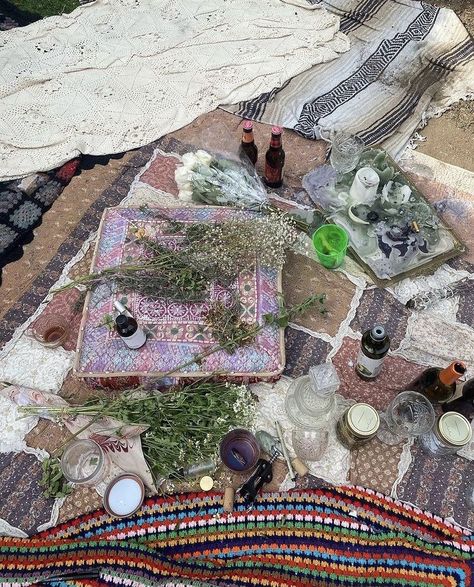 Goddess Worship, Healing Nature, Healing Chakras, Paganism Spells, Nature Connection, Hippie Lifestyle, Hippie Aesthetic, Hippie Life, Crystals Healing