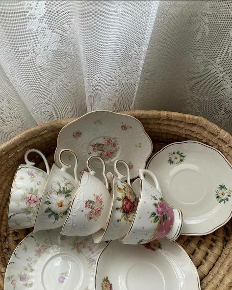 Beth Little Women Aesthetic, Beth March Aesthetic, Beth Core, Beth March, March Aesthetic, Styl Shabby Chic, Pretty Tea Cups, Antique Dishes, Mia 3