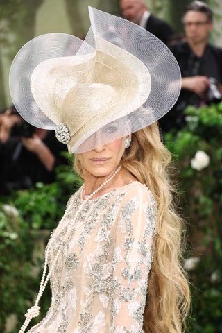 Sarah Jessica Parker Wedding, Parker Wedding Dress, Met Gala Dresses, Sarah Jessica, Gala Dresses, Sarah Jessica Parker, Carrie Bradshaw, Dress Cover, Celebrity Weddings