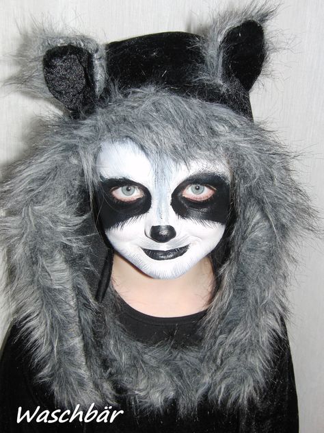 Face painting Racoon Racoon Face Paint, Racoon Makeup, Raccoon Makeup, Panda Makeup, Makeup Painting, Raccoon Halloween, Childrens Halloween Costumes, Animal Makeup, Halloween Manicure