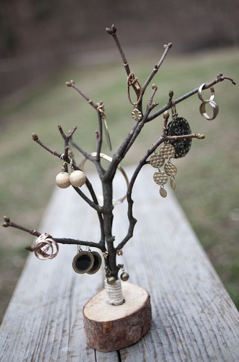 Jewelry Stand Diy, Diy Jewelry Tree, Natural Jewelry Display, Cabin Tree, Diy Jewelry Stand, Jewelry Tree Display, Jewelry Display Booth, Wood Jewelry Diy, Diy Jewelry Display