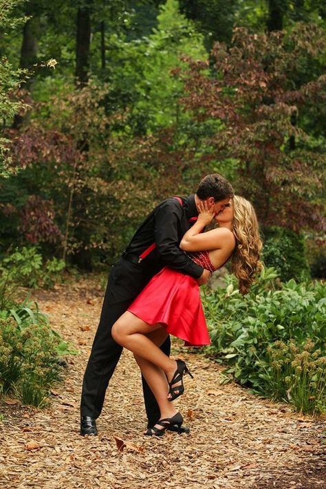 Outdoor Homecoming Picture Ideas, Homecoming Dance Photo Ideas, Professional Homecoming Pictures, Hoco Pose Ideas With Date, Home Coming Pics, Homecoming Pictures With Date Cute, Homecoming Poses With Date Photo Shoot, Cute Couple Hoco Pictures, Cute Homecoming Pictures Couples