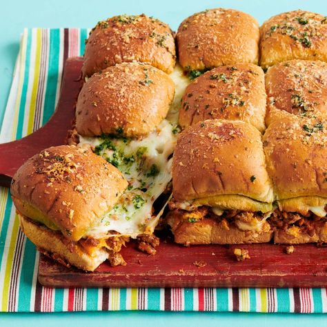 Pesto Sliders, Homemade Sliders, Sliders Recipes Turkey, Pesto Turkey, Cheesesteak Sliders, Cordon Blue, Philly Cheese Steak Sliders, Turkey Sliders, Best Party Appetizers