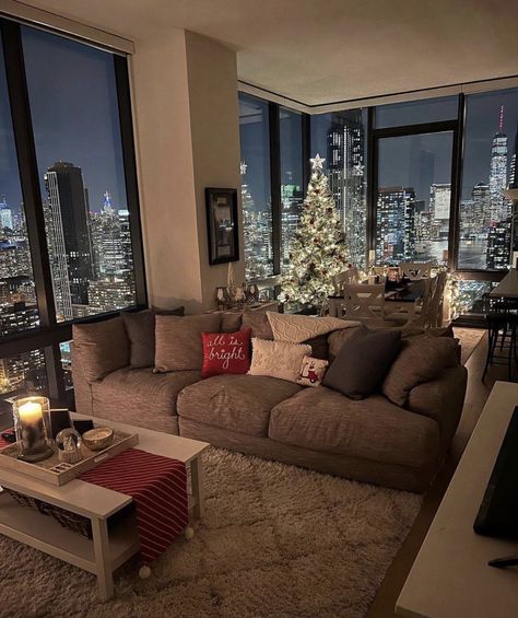 City Apartment Aesthetic, New York Apartment Aesthetic, New York Studio Apartment, Appartement New York, City View Apartment, Nyc Living, Aesthetic Apartment, Apartment View, Christmas Apartment