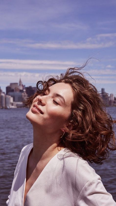 Effortless Beauty Aesthetic, Girl Looking Up, Short French Hair, French Girl Hair Short, Always Look Put Together, French Girl Hair, French Portrait, Looking Put Together, Rich Brunette