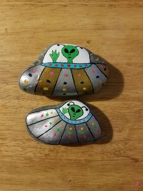 Ufos and aliens painted rocks Spaceship Rock Painting, Alien Rock Painting, Alien Painted Rocks, River Stones Crafts, Rock And Pebbles, Painted Rocks Craft, Art Rock, Painted Rocks Diy, Rock Painting Ideas Easy