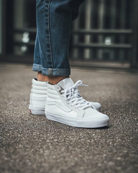 Vans Sk8-Hi Vans White Outfit, Running Shoes Outfit Men, Vans Sk8 Hi Outfit, Sk8 Hi Outfit, Sk8 Hi Vans, Vans White, White Running Shoes, Vans Outfit, White Vans