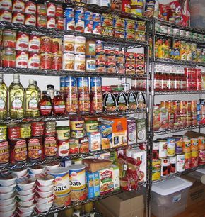 Survival Food Storage, Preppers Pantry, Emergency Preparedness Food, Emergency Food Storage, Emergency Preparedness Kit, Emergency Preparation, Emergency Food, Disaster Preparedness, Emergency Prepping