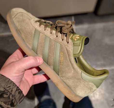 Olive green Gazelle Green Gazelle, Samba Adidas Outfit, Adidas Jeans, Samba Adidas, Adidas Retro, Adidas Originals Gazelle, Funky Shoes, Adidas Outfit, Sneakers Men Fashion