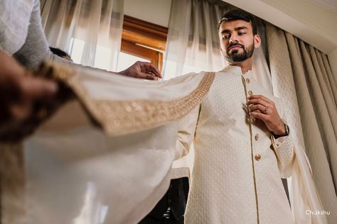 Getting Ready Wedding Outfit, Wedding Outfit Indian, Groomsmen Wedding Photos, Outfit Indian, Groom Dress Men, Indian Wedding Poses, Groom Photoshoot, Bridal Makeup Images, Groom Wedding Dress