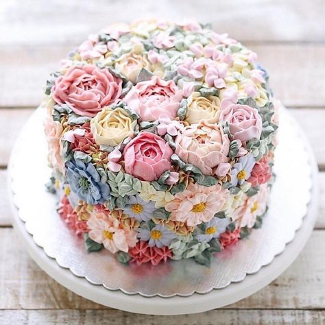 Pnina Tornai on Instagram: “@loverly // Starting off the year on a sweet note. Via @ivenoven” Torte Creative, Kawaii Dessert, Garden Cakes, Torte Cupcake, Wedding Cakes With Cupcakes, Elegant Wedding Cakes, Gorgeous Cakes, Floral Cake, Wedding Cupcakes