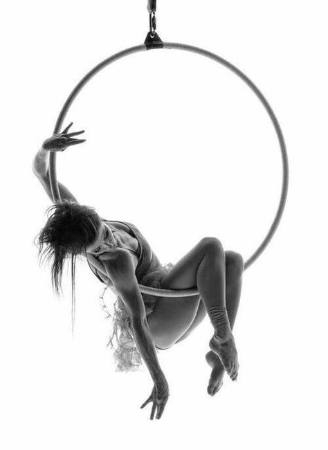 Aerial Hoop Beginner, Hoop Photoshoot, Female Action Poses, Aerial Hoop Moves, Yoga Poses For Sleep, Gesture Drawing Poses, Yoga Poses Names, Aerial Acrobatics, Dance World