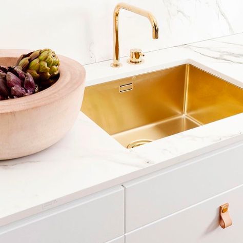 Lyndar the Merciless: OMG GOLD KITCHEN SINKS ARE A THING NOW. Gold Sink, Kitchen Sink Remodel, Jungle Juice, French Country Kitchens, Brass Sink, Brass Kitchen, Gold Kitchen, French Country Kitchen, Luxury Kitchen Design