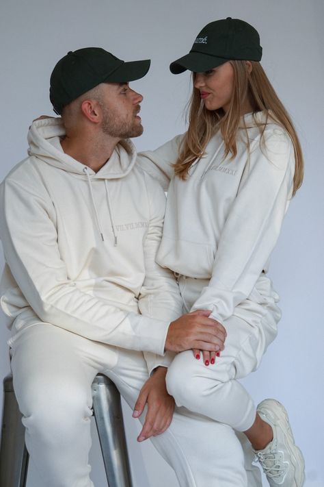 Outfit Pareja, Casual Couple Outfits, Streetwear Photoshoot, Family Photo Pose, Grey Sweats, Hijab Aesthetic, Matching Couple Outfits, Engagement Outfits, Outfit Hijab