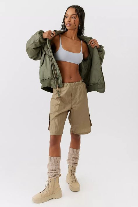 Women In Cargo Shorts, Cargo Shorts Fashion, Womens Cargo Shorts Outfit, Long Cargo Shorts Outfit, Long Cargo Shorts Outfits Women, Knee Shorts Outfits, Outfits With Cargo Shorts, Baggy Cargo Shorts Outfits Women, Short Pants Outfit Summer