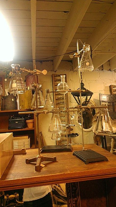 Cool old Chemistry set. Chemistry Set Lab Equipment, Home Chemistry Lab, Science Labs Aesthetic, Old Chemistry Aesthetic, Nora Core, Fancy Objects, Chemistry Equipment, Men’s Office, Chemistry Lab Equipment