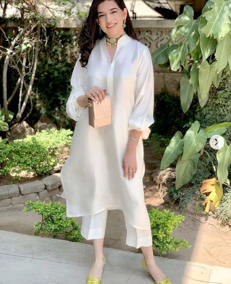 White Silk Suit, Lebaran Outfit, Suits For Women Indian, Fit Outfits, Ethnic Kurti, Indian Designer Suits, Gaun Fashion, Pakistani Fashion Casual, Trouser Suit