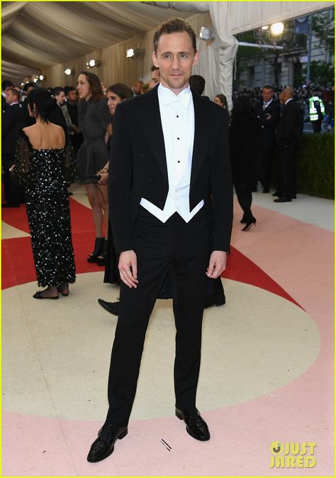 Tom Hiddleston makes his arrival on the red carpet at the 2016 Met Gala held at the Metropolitan Museum of Art on Monday (May 2) in New York City.   The 35-year-old actor was joined by his Night Manager co-star Elizabeth Debicki, 25, at the annual fashion event.  Tom wore a Ralph Lauren Purple Label black tuxedo tailcoat with white pique vest, white formal dress shirt and white pique bowtie, which he paired with Montblanc cuff links. Taylor Swift Dancing, Elizabeth Debicki, Formal Shirt Dress, Hugh Laurie, Best Dressed Man, Night Photo, Tilda Swinton, Alexander Skarsgard, Costume Institute