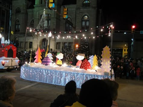 pinterest a charlie brown christmas float idea | 19 best images about Charle Brown float on Pinterest ... Winter Parade Float, Holiday Parade Floats, Parade Float Diy, Parade Float Ideas, Santa Claus Parade, Police Christmas, Christmas Parade Floats, Holiday Parades, Christmas Musical