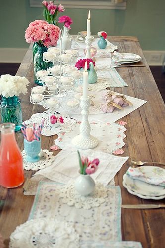 assorted doilies and cloth napkins as a table runner Handkerchief Crafts, Tafel Decor, Pretty Tables, Vintage Handkerchiefs, Rustic Chic Wedding, Vintage Rentals, Hot Pads, Decoration Table, Place Settings