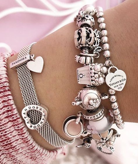 Pandora Bracelet Stack, Pandora Bracelet Ideas Inspiration, Pandora Bracelet Charms Ideas, Hand Jewelry Rings, Pandora Bracelet Designs, Pandora Jewelry Charms, Charms Pandora, Pandora Style, Pandora Bracelet Charms