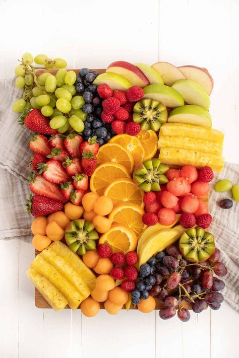 Fruit Bored Ideas, Fruit Carcurie Board Ideas, Breakfast Fruit Charcuterie Board, Fruit Boards Ideas, Spring Fruit Platter, Fruit Board Aesthetic, Fruit Chacutery Board Ideas, Fruit Board Display, Summer Fruit Charcuterie Board