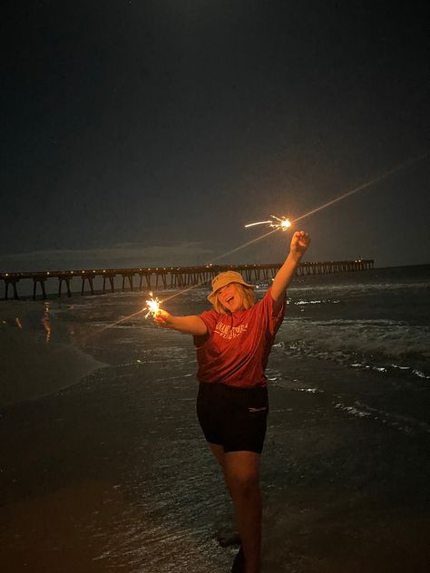 Night beach photo shoot Beach Sparkler Pictures, Sparklers On The Beach, Beach Sparklers, Sparklers Photoshoot, Sparkler Photoshoot, Sparkler Pictures, New Year Photoshoot, Beach Photo Shoot, Beach At Night