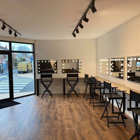 Makeup academy mirrors Makeup Room Salon Ideas, Makeup Artist Studio Design, Make Up Academy Interior, Studio Makeup Ideas, Interior Design For Makeup Studio, Nail And Makeup Salon Design, Beauty Academy Interior, Beauty Academy Design, Makeup School Interior Design