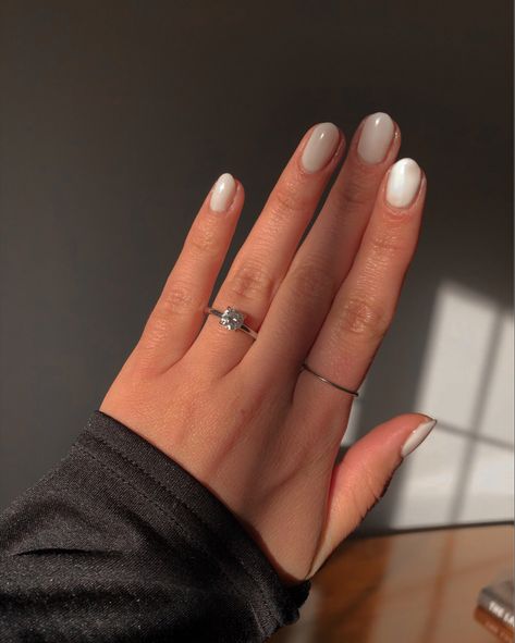 Short Nails Engagement Ring, Minimal White Nails, Trending Acrylic Nails White, White Shirt Nails, Trending Acrylic Nails, Acrylic Nails White, White Short Nails, Color Manicure, Oval Nails Designs