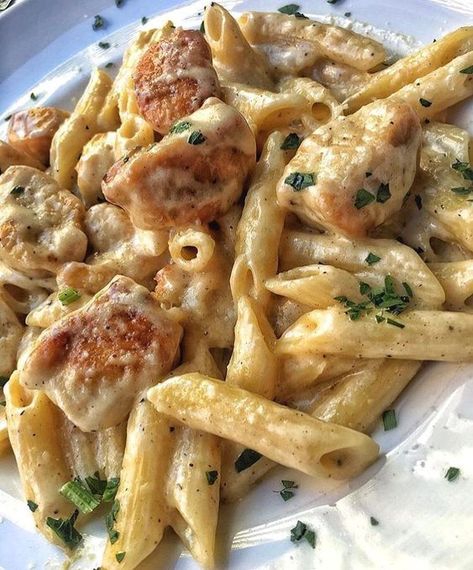 Chicken Alfredo Pasta, Alfredo Pasta, Think Food, Chicken Alfredo, Food Goals, Comfort Foods, Food Obsession, Cafe Food, Pretty Food