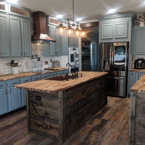 Modern Western Kitchen Ideas, Cabin Remodel Ideas, Country Rustic Kitchen Ideas, Rustic Country Kitchen Designs, Kichen Cabinate Design, Barndominium Kitchen Ideas, Modern Rustic Kitchen Ideas, Country Kitchen Colors, Small Rustic Kitchens