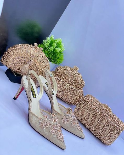 Bridal Clutch Purse, Aso Ebi Lace Styles, Bridal Shoe, Bridal Gift Wrapping Ideas, Wedding Shoes Bride, Embellished Shoes, Lace Styles, Girly Bags, Glamour Dress