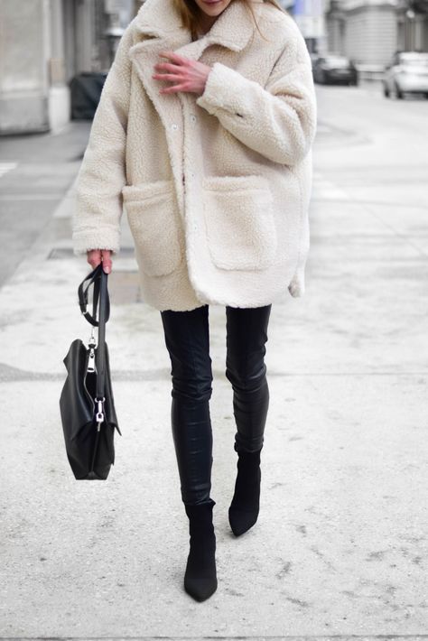 How to wear teddy coat - Katiquette Daily Dress Me, Minimalist Moda, Mode Shoes, Chanel Jumbo, Sherpa Coat, Trivia Questions, Street Style Winter, Teddy Coat, White Coat