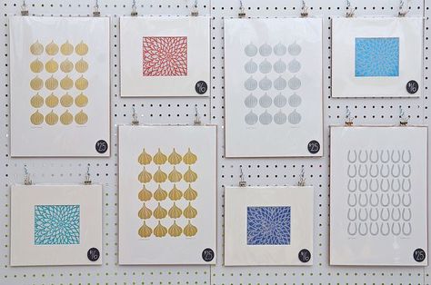 How to set up a booth for an art fair. Pegboard for displaying prints Pegboard Art Display, Art Setup, Painted Pegboard, Craft Booth Design, Art Fair Display, Craft Displays, Art Booth, Art Fair Booth, Booth Setup