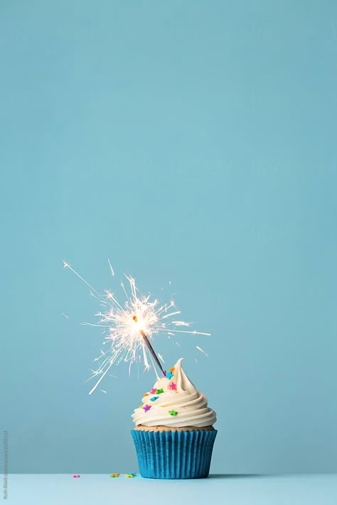 Cupcake with sparkler against a blue background My Birthday Wallpaper, Happy Birthday Wallpaper Backgrounds, Happy Birthday Blue Background, Blue Birthday Background, Blue Happy Birthday, Birthday Cake Background, Birthday Party Wallpaper, Cute Birthday Wallpaper, Birthday Wallpapers